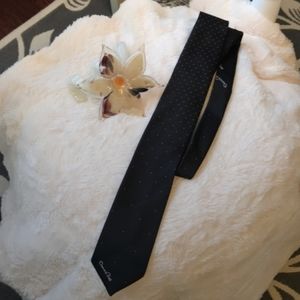 Oscar de la Renta men’s black tie with white dot